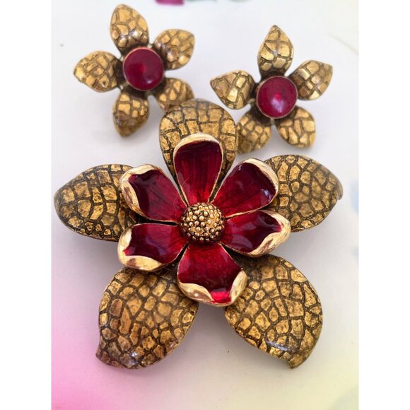 Vintage 1960s Goldtone & Enamel Floral Brooch & Earring Set - Picture 4 of 10